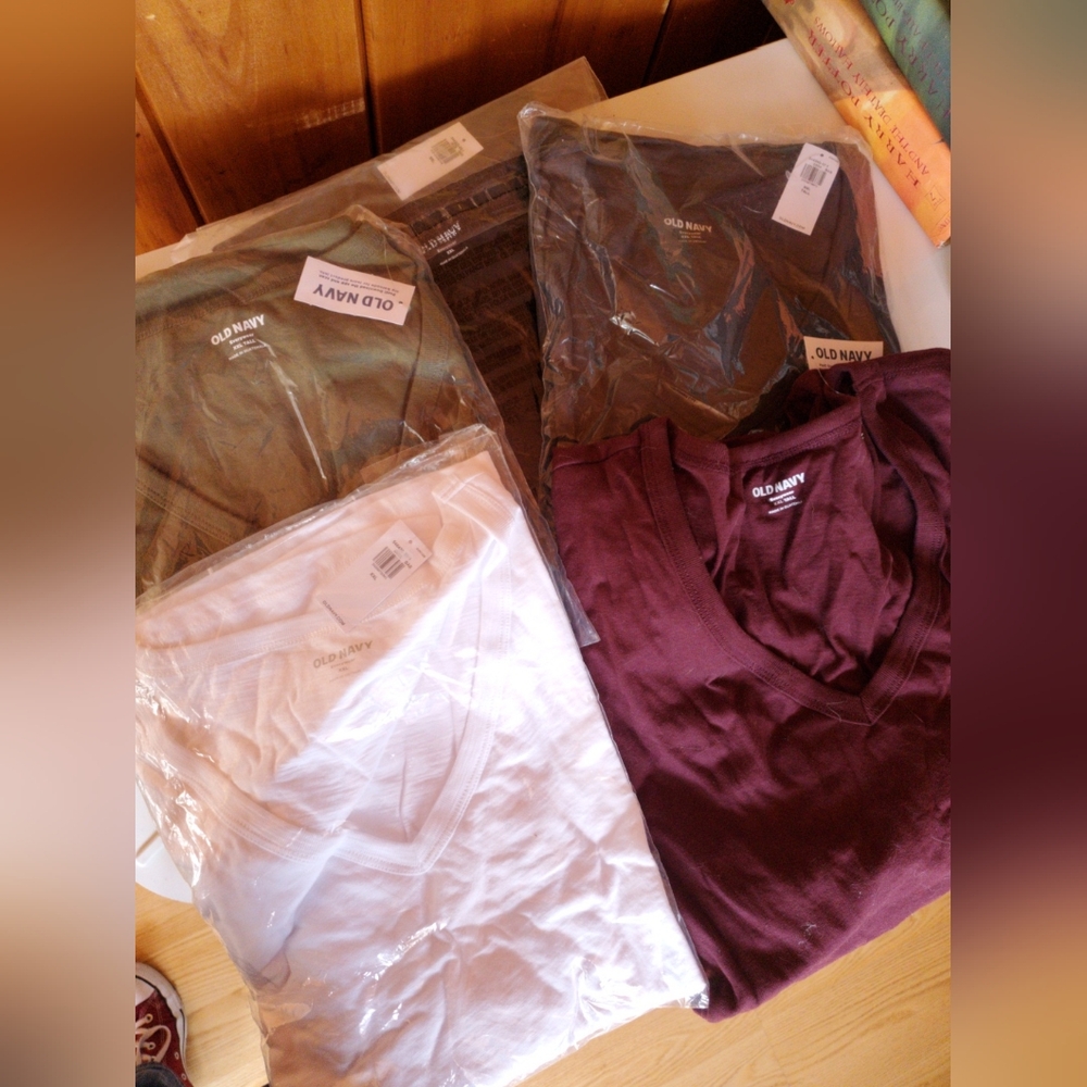Lot of 5 Old Navy V-Neck T-Shirts NWT